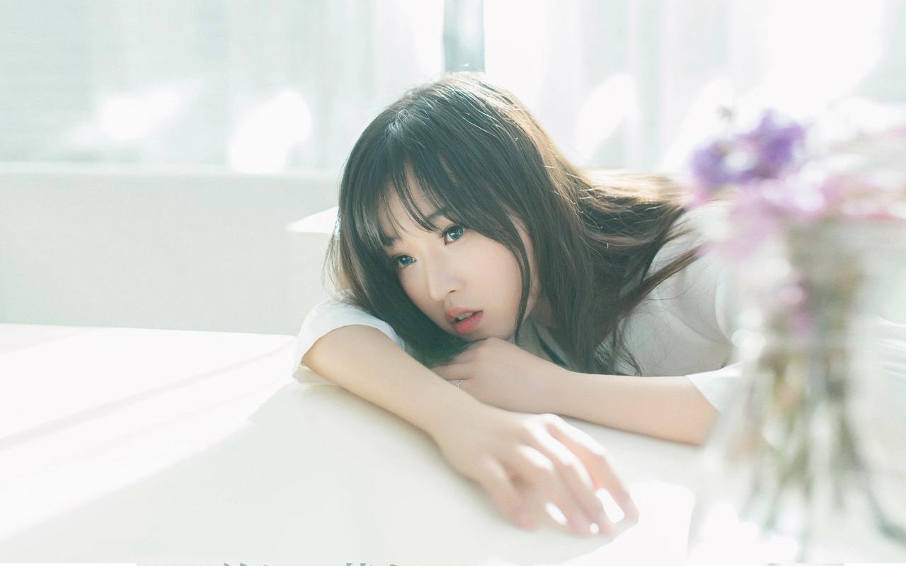 重庆高温天气持续 大熊猫洗冰水浴防暑降温